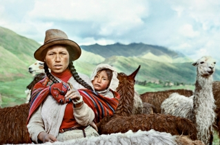 Indiankvinna med barn i Cusco Peru